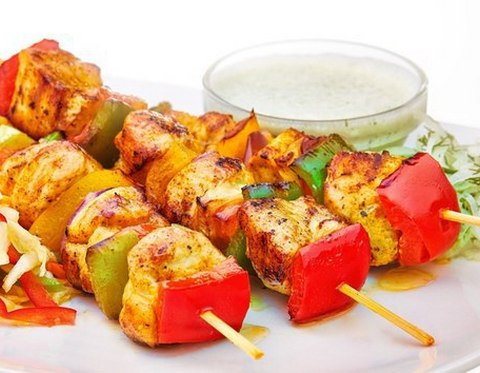 Курица на шпажках с овощами Курица на шпажках с овощами