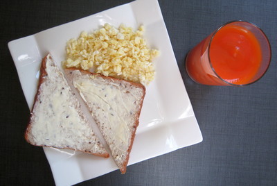Яичница болтунья & тосты с маслом & сок Яичница болтунья & тосты с маслом & сок