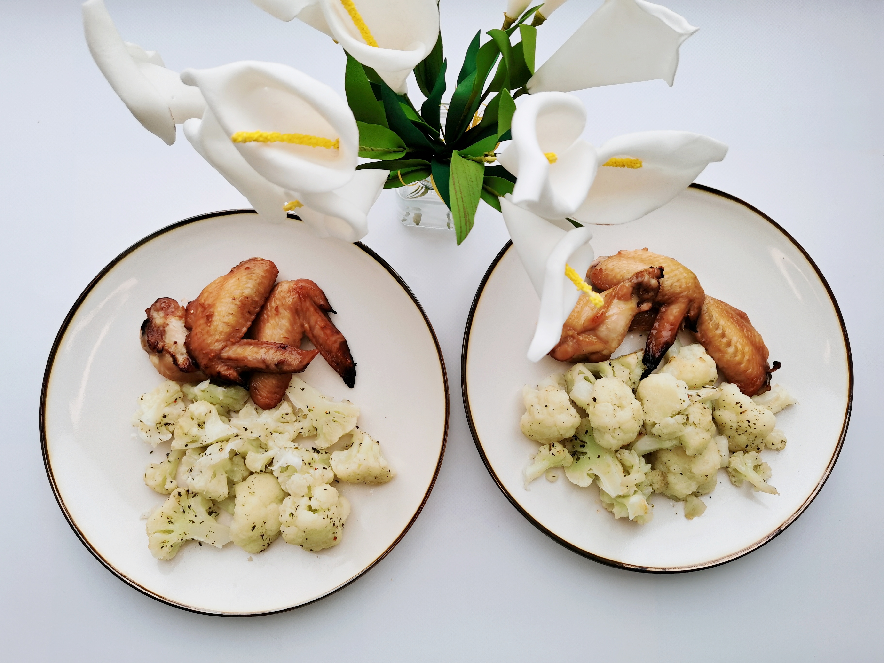 курица в маринаде с цветной капустой в луковом соусе